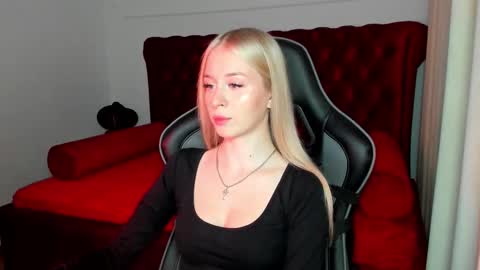 Mia online show from October 6, 5:21 pm