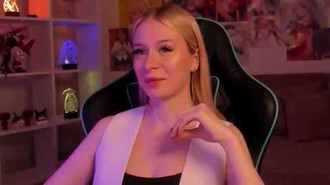 Mia online show from November 13, 6:18 pm