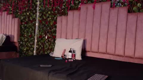 Mia online show from December 21, 2:57 pm