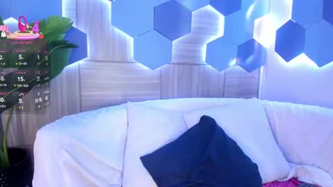 Mia  online show from October 4, 3:59 am