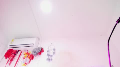 miakirshner_ online show from January 20, 1:11 pm
