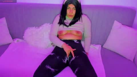 Snapshot of miakittyy chatting on May 4, 8:27 pm Mia Kittyy online show from May 4, 8:27 pm