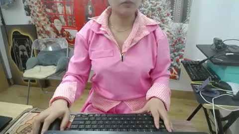 Mia online show from December 17, 9:04 am