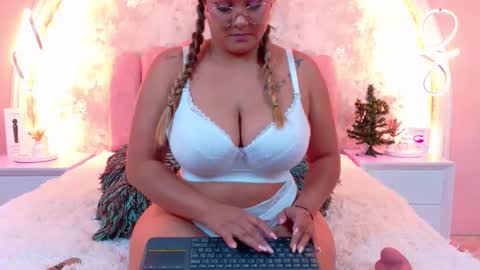 Snapshot of mialaurents chatting on December 14, 4:07 am Mia online show from December 14, 4:07 am