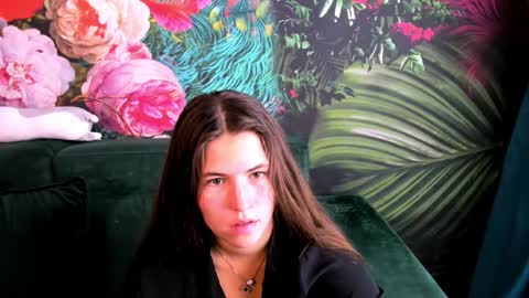 Mia online show from September 9, 12:59 pm
