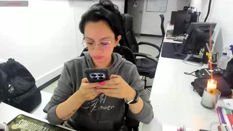 Snapshot of mialoren_cg chatting on January 6, 3:10 am Mia online show from January 6, 3:10 am