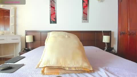 Snapshot of miamarin_hot chatting on May 22, 7:41 pm Mia online show from May 22, 7:41 pm