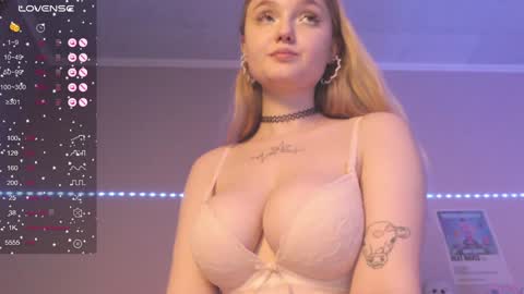 Mia online show from January 8, 5:37 pm
