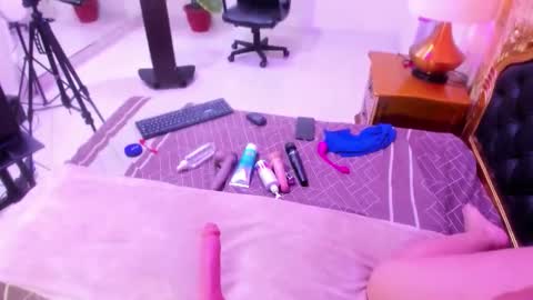 Mia online show from October 17, 11:46 am