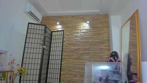 Snapshot of mianoirr chatting on March 7, 7:33 pm Mia online show from March 7, 7:33 pm