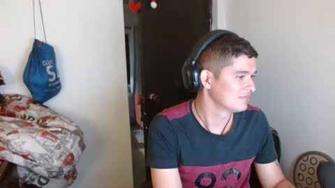 Snapshot of miaou_miaou chatting on May 12, 12:41 am miaou_miaou online show from May 12, 12:41 am