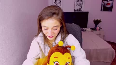 Mia online show from December 25, 9:33 pm