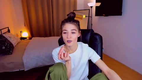 Mia online show from February 17, 6:04 pm