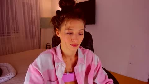 Snapshot of miapaw chatting on February 12, 6:36 pm Mia online show from February 12, 6:36 pm