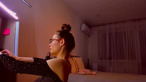 Snapshot of miapaw chatting on March 12, 5:30 pm Mia online show from March 12, 5:30 pm