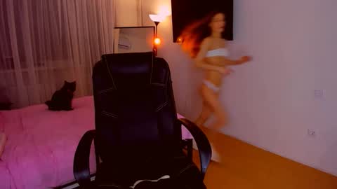 Snapshot of miapaw chatting on March 14, 6:02 pm Mia online show from March 14, 6:02 pm