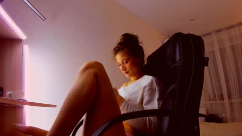 Snapshot of miapaw chatting on March 26, 7:08 pm Mia online show from March 26, 7:08 pm