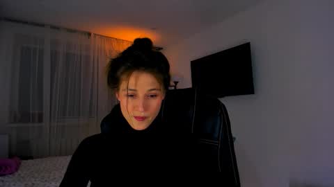 Snapshot of miapaw chatting on April 6, 7:04 pm Mia online show from April 6, 7:04 pm