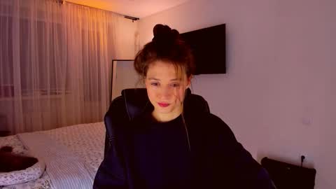 Snapshot of miapaw chatting on April 9, 7:19 pm Mia online show from April 9, 7:19 pm