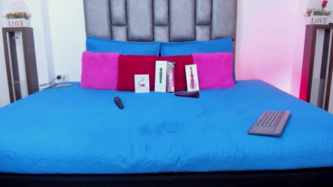 Snapshot of miarobertsmilf chatting on November 6, 10:32 pm Mia Milf online show from November 6, 10:32 pm