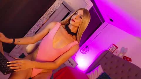 Snapshot of miaromanove_ss chatting on June 13, 3:37 am Mia Romanove online show from June 13, 3:37 am