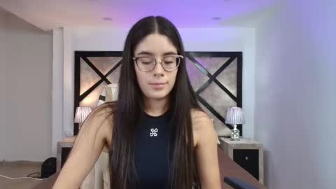 Mia online show from November 8, 8:07 pm