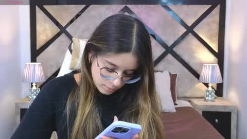 Mia online show from May 8, 7:30 pm