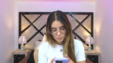 Mia online show from June 2, 7:05 pm