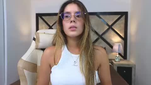 Mia online show from June 16, 9:28 pm