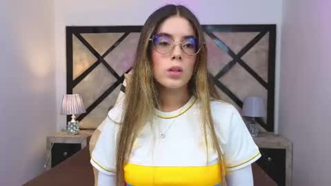 Mia online show from June 17, 8:10 pm