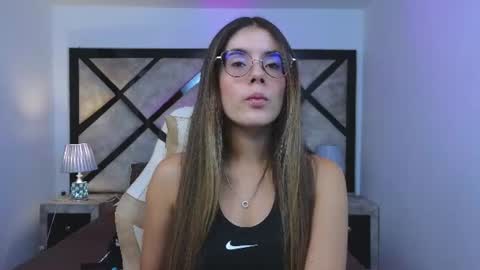 Mia online show from June 18, 7:07 pm