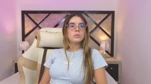 Mia online show from June 19, 8:01 pm