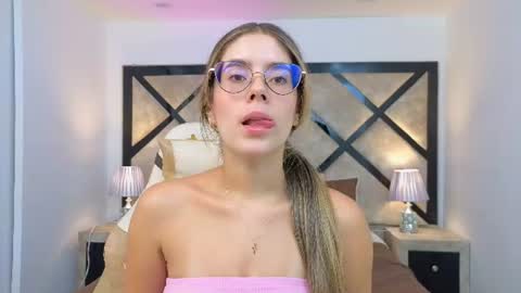 Mia online show from July 18, 7:28 pm