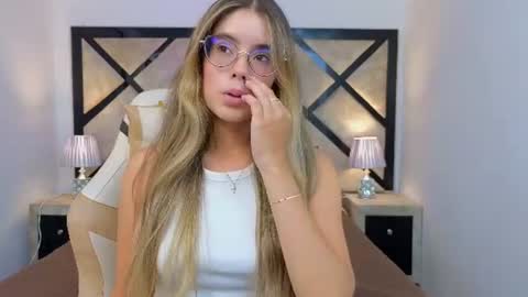 Mia online show from July 21, 9:50 pm