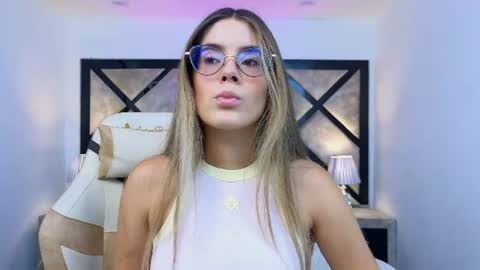 Mia online show from July 27, 7:21 pm