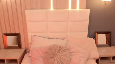 Mia online show from December 18, 1:05 am