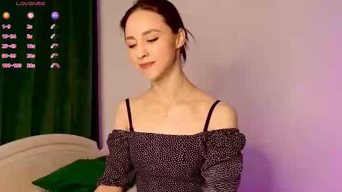 Snapshot of miasweetashoney chatting on December 1, 6:40 am Mia online show from December 1, 6:40 am