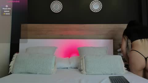 Mia online show from October 10, 1:21 pm