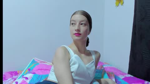 Snapshot of miavolkova_ chatting on March 4, 11:22 pm Chloe online show from March 4, 11:22 pm