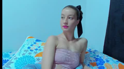 Snapshot of miavolkova_ chatting on March 13, 12:28 am Chloe online show from March 13, 12:28 am