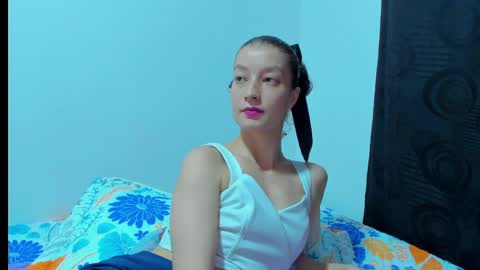 Snapshot of miavolkova_ chatting on April 13, 12:05 am Chloe online show from April 13, 12:05 am
