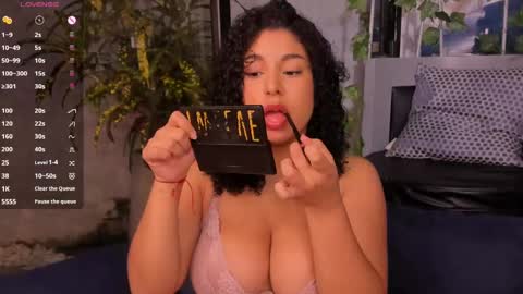 Snapshot of miawoderfull chatting on January 3, 4:00 am Mia online show from January 3, 4:00 am