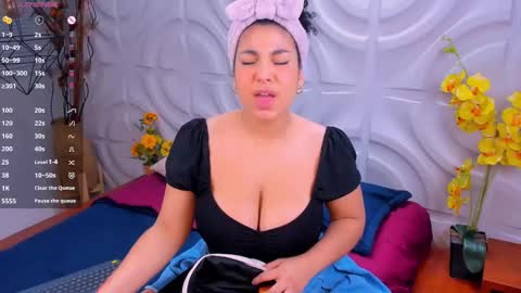 Snapshot of miawoderfull chatting on January 4, 4:01 am Mia online show from January 4, 4:01 am