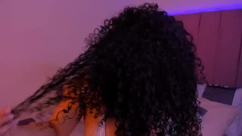 Snapshot of miawoderfull chatting on November 10, 9:36 pm Mia online show from November 10, 9:36 pm