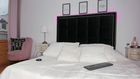 Snapshot of michel_owens chatting on March 12, 12:00 pm michel_owens online show from March 12, 12:00 pm