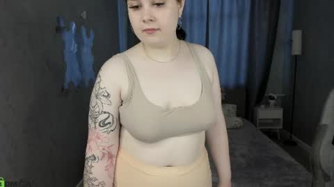 Snapshot of michelle_host chatting on June 11, 2:53 am Michelle online show from June 11, 2:53 am