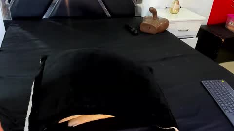 Snapshot of michellelewiss_ chatting on October 23, 12:04 pm Michelle online show from October 23, 12:04 pm