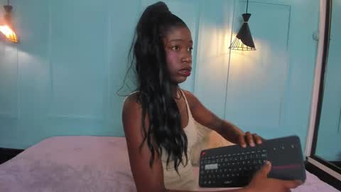 michellepose online show from November 28, 12:08 pm