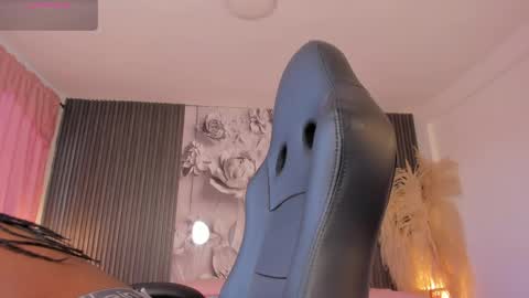 michellepreston_ online show from June 2, 12:18 pm