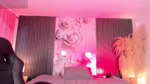 michellepreston_ online show from July 4, 11:49 am